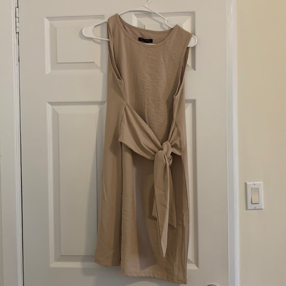 Amazon dress! Ties in front or back, perfect to make tighter or looser! NWT